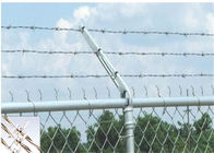 刑務所のチェーン・リンクの塀が付いているContinuousTwistによって電流を通される保証有刺鉄線