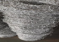 ステンレス鋼の電流を通された有刺鉄線のコイル状の有刺鉄線の大きさの有刺鉄線