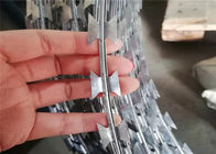 かみそり壁の上およびボーダーのためのとげがあるテープ ワイヤーを囲うコイルかみそりの有刺鉄線の網