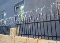 塀またはコンクリートの壁の上のアコーディオン式の平らな覆いかみそりワイヤー使用