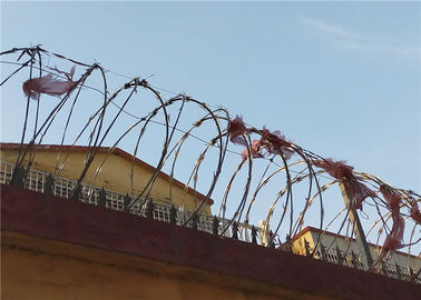 Dannertワイヤーかみそりの有刺鉄線の陸軍刑務所の障壁の大きいコイルの刃の鉄条網
