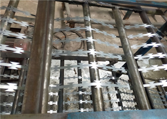 沿岸地域の刃によって電流を通される有刺鉄線のアコーディオン式の網のLashings